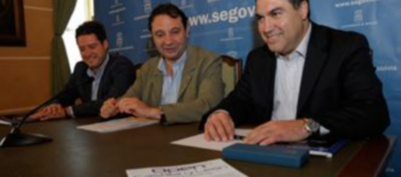 Jesús Martínez (dcha.) y Pedro Arahuetes (centro) en presencia de Javier Arranz (izq)./ KAMARERO