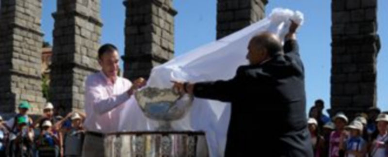 Oscar Alonso y Pedro Muñoz destapando la Copa Davis./ KAMARERO