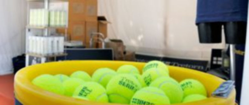 Un cubo con pelotas Tretorn Series+ en un stand del Open de Tenis Castilla y León. / Kamarero