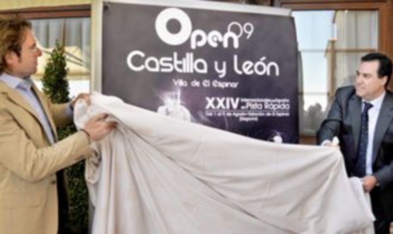 Antonio Páez (izq) y Javier Martínez comienzan a mostrar el cartel promocional del torneo./ KAMARERO