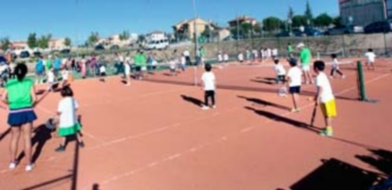 Instalaciones de tenis de Espacio Tierra en el Sotillo.  / Lara Mazagatos