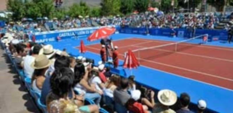 Imagen de las gradas repletas de aficionados durante la final del pasado Open Castilla y León. / Pedro Luis Merino