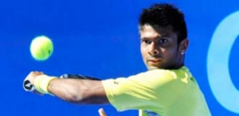 El tenista indio Jeevan Nedunchezhiyan intenta devolver una bola lanzada por su rival francés. / Pedro L. Merino