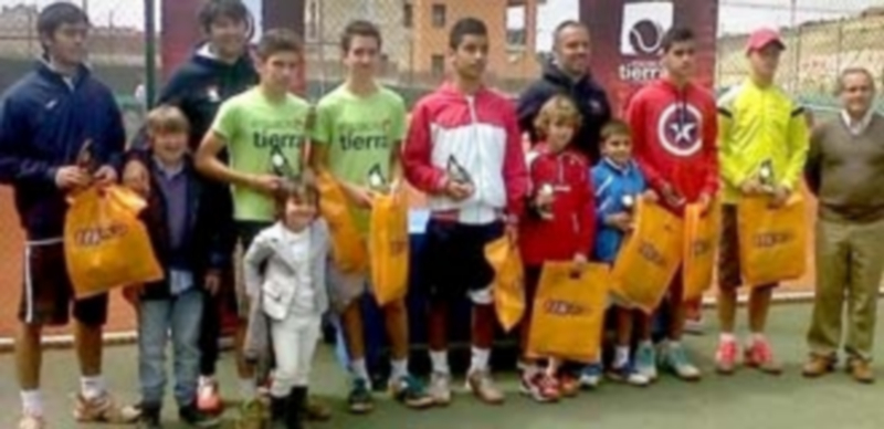 Foto de familia con los ganadores del Torneo de Semana Santa que organizó Espacio Tierra. / El Adelantado