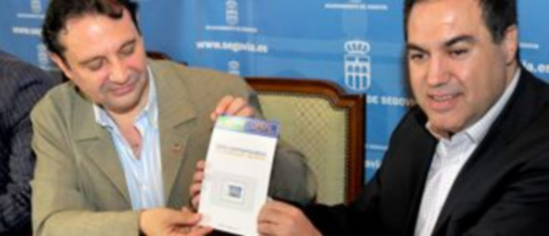 Pedro Arahuetes y Javier Martínez en la firma del convenio que tuvo lugar en el ayuntamiento. / Kamarero