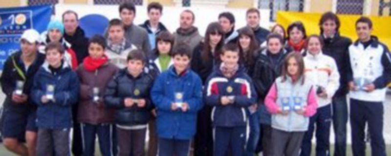 Foto de familia con los participantes en la primera prueba del tercer Circuito de Promoción de tenis. /El Adelantado