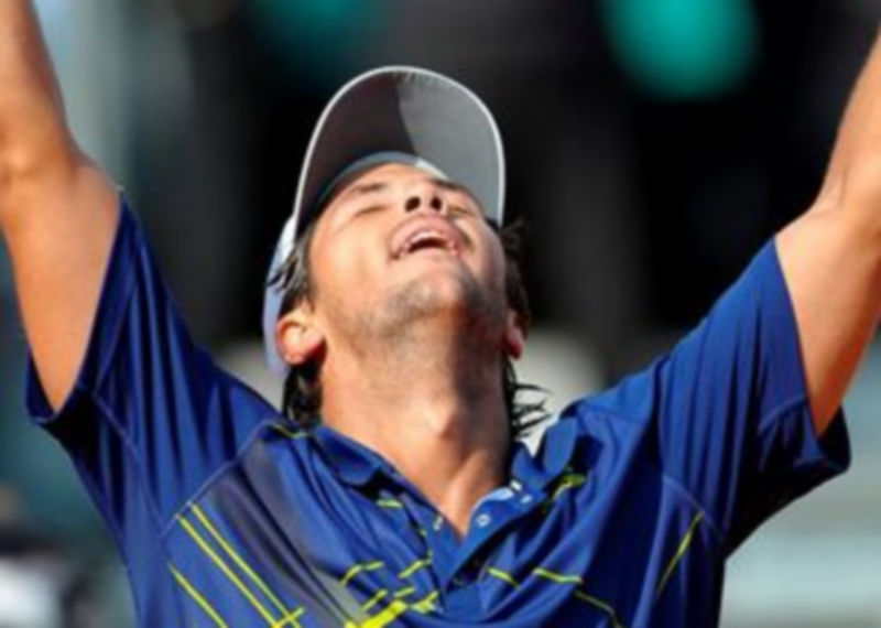 El tenista español Fernando Verdasco celebra su victoria ante el serbio Novak Djokovic./EFE