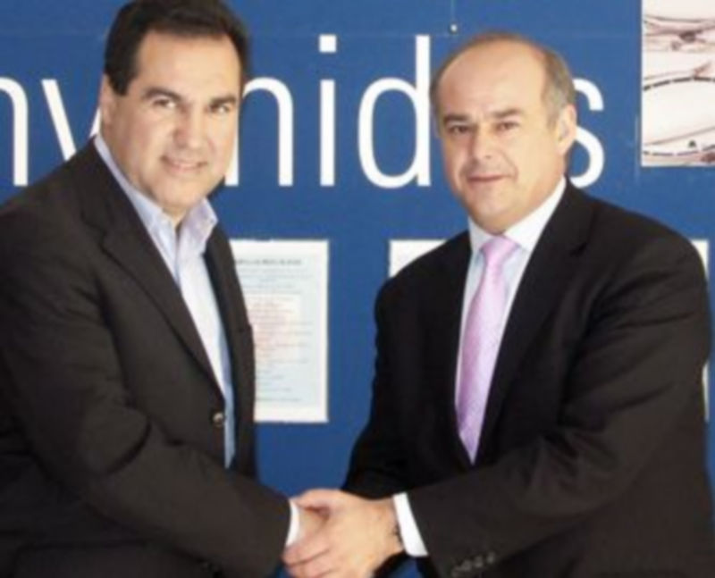 Javier Martínez (izq.) saluda al director del Hotel Tryp Comendador. /E.A.