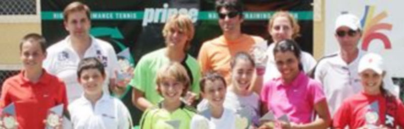 Varios de los vencedores en las diversas categorías del torneo posan con sus respectivos galardones / El Adelantado