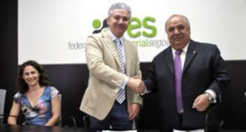 Pedro Palomo y Pedro Muñoz se dan la mano tras la rúbrica del convenio