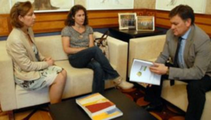 Imagen de la reunión de esta mañana entre los dirigentes del Open Castilla y León y el presidente de la Diputación. / E.A.