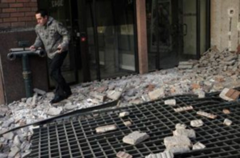 Un hombre camina entre escombros en Santiago de Chile