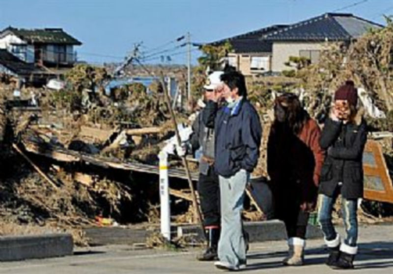 Familiares buscan a las víctimas entre los escombros en Sendai./EFE