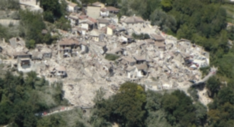 Fotografía aérea que muestra los daños causados por el terremoto en la localidad italiana de Pescara del Tronto en el centro de Italia