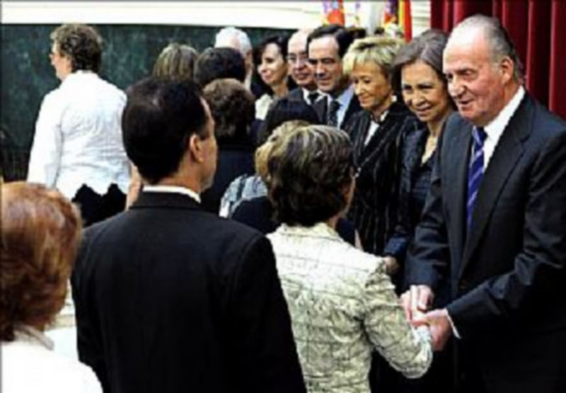 El Rey saluda a una de las víctimas antes de iniciar el acto./EFE