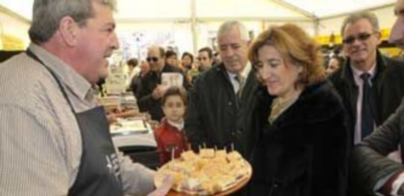 La viceconsejera prueba un hornazo. / A. Benavente