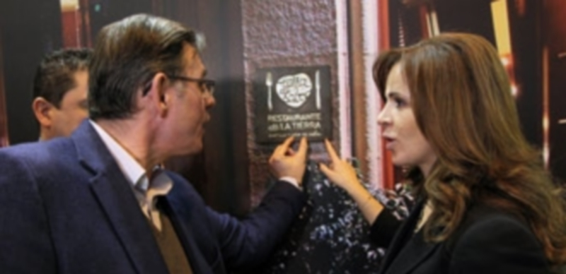 La consejera de Agricultura y Ganadería junto al presidente de la AIHS en el Salón del Gourmet./ ICAL