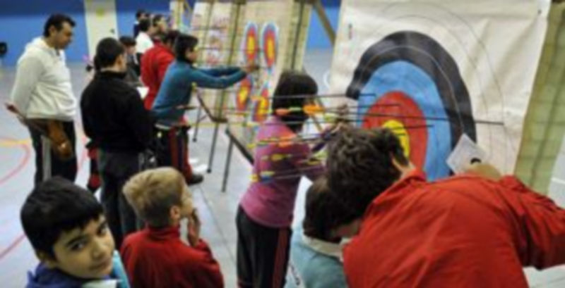 Varios arqueros recogen sus flechas durante el Torneo de ayer. / Juan Martín