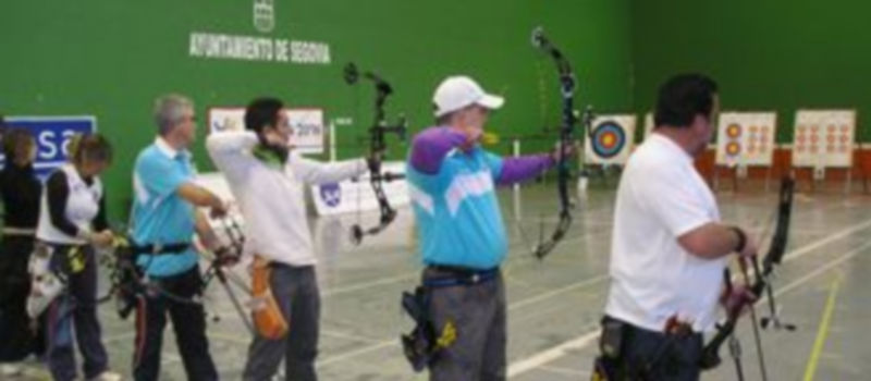 Varios arqueros participando en un torneo en el Frontón Segovia. / El Adelantado.