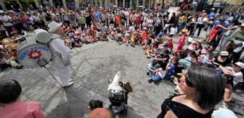 Miles de personas se están dando cita en los espectáculos de calle. / KAMARERO