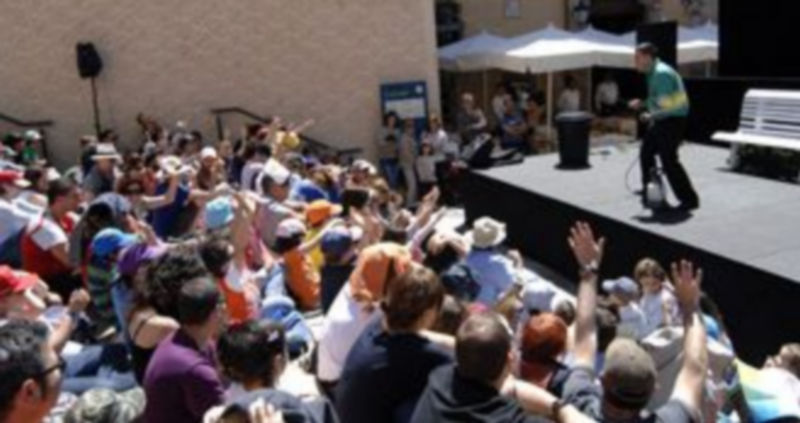 Lleno en la Plaza de San Martín durante una de las actuaciones de esta mañana./Alberto Benavente
