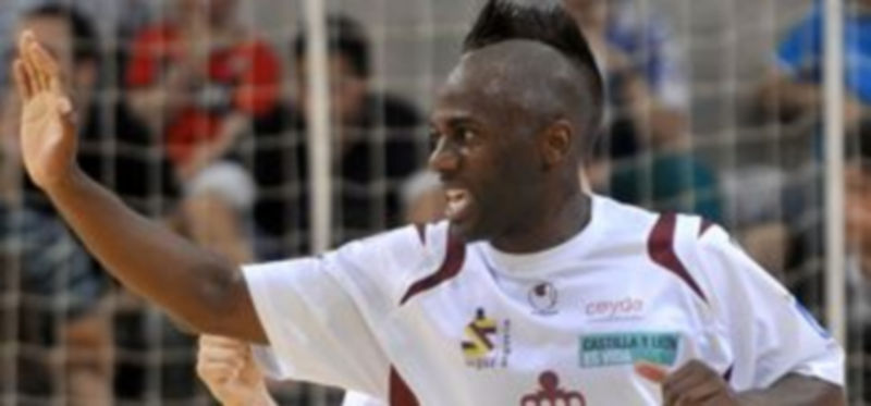 Tobe celebra su gol en el partido del martes frente al MRA Navarra