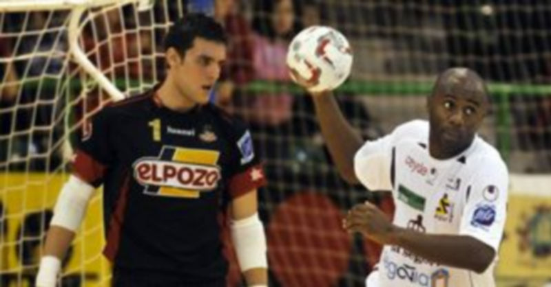 Tobe sujeta el balón con la mano ante la presencia del guardameta de ElPozo Murcia