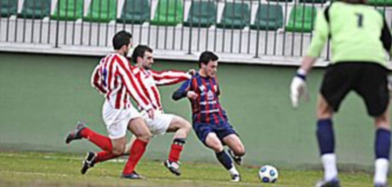 Víctor Pérez arma la pierna izquierda para colocar el balón en el área