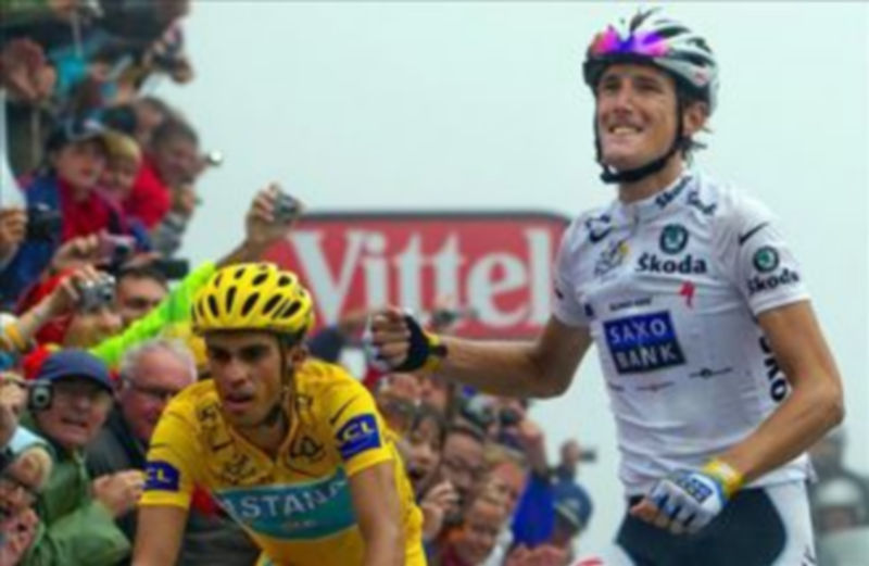 El ciclista de Luxemburgo Andy Schleck del equipo Saxo Bank celebra su victoria