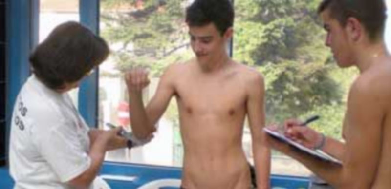 La doctora Paloma Sanz mide a uno de los triatletas de la Escuela. / El Adelantado