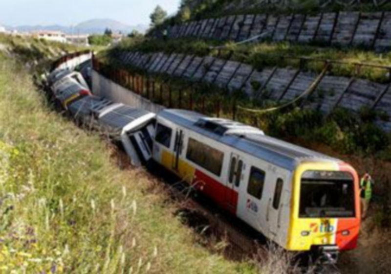 Imagen del tren de viajeros que ha descarrilado esta mañana a unos 500 metros de la estación de Sineu