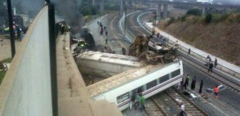 Imagen del tren accidentado en la zona de Santiago de Compostela. / EUROPA PRESS