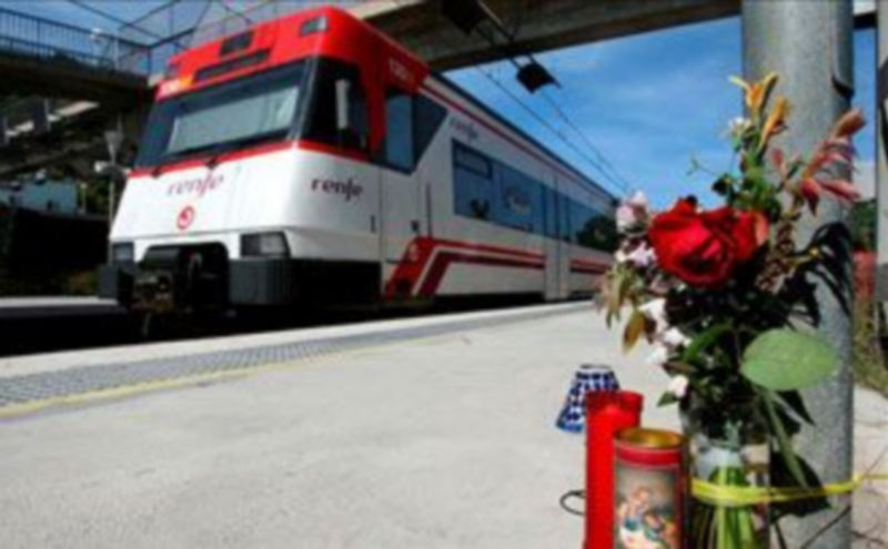 Flores y velas en el apeadero de Castelldefels (Barcelona) en memoria de las víctimas del accidente ferroviario./EFE