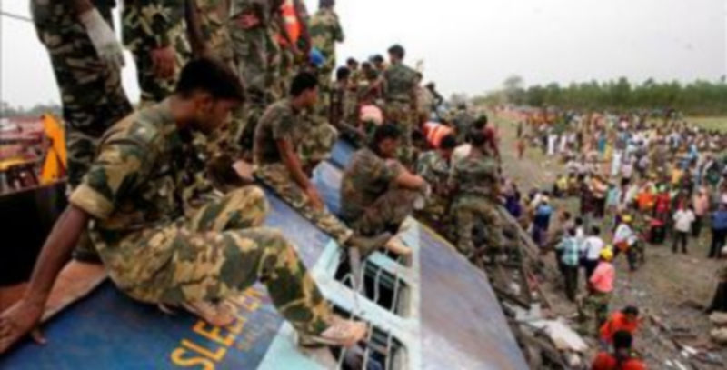 Personal de los servicios de rescate trabajan en las labores de recuperación de cadáveres de las víctimas del accidente de tren ocurrido en el estado oriental indio de Bengala./EFE