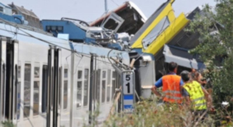 Miembros de los servicios de rescate permanecen en el lugar donde se produjo un choque frontal entre dos trenes / efe