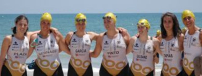 El equipo femenino del Triatlón Segovia 2016 posa antes de la prueba. / E.A.
