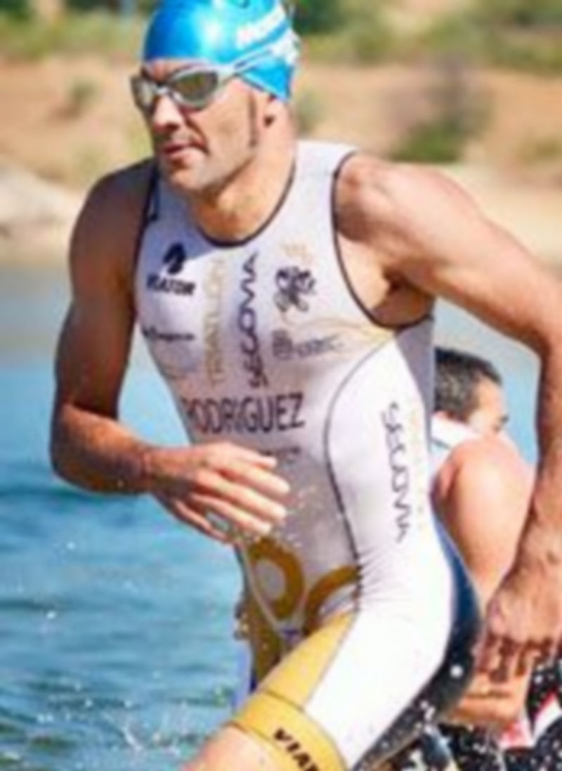 Uno de los cinco triatletas del IMD Segovia durante la prueba de Riaza. /E.A.