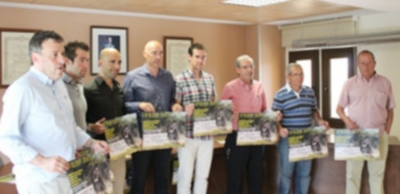 Los miembros de la organización sujetan el cartel del primer ‘Atalaya Triatlón Cross’ durante la presentación. / Fran Muñoz