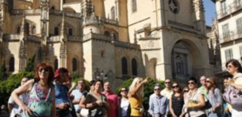 Un grupo de turistas a los pies de la Catedral. / Diego de Miguel