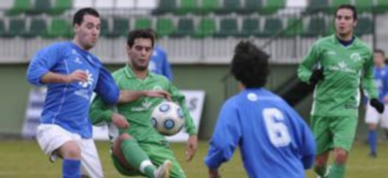 Jugada del encuentro de ayer en el campo de La Albuera entre el Unami y el San José. / Juan Martín