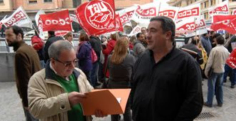 Alrededor de un centenar de delegados de UGT y CCOO se han concentrado esta mañana en contra de la siniestralidad laboral. / JUAN MARTÍN