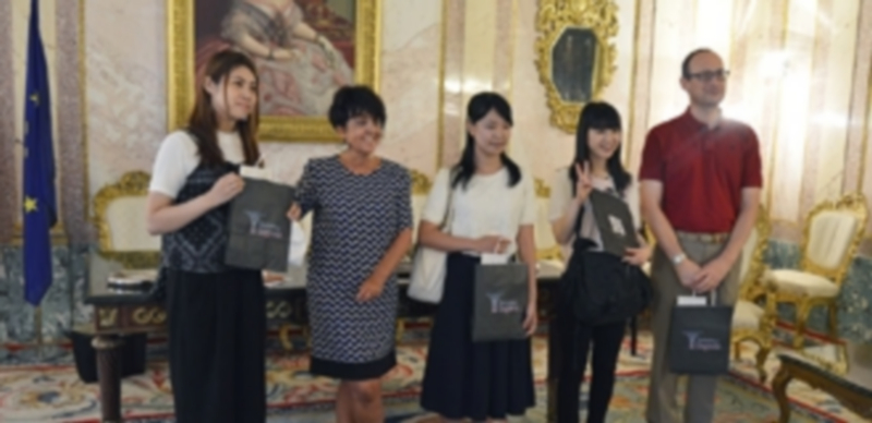 Las tres estudiantes japonesas de Kobe y Kyushu posan junto a Claudia de Santos y Víctor Manuel González