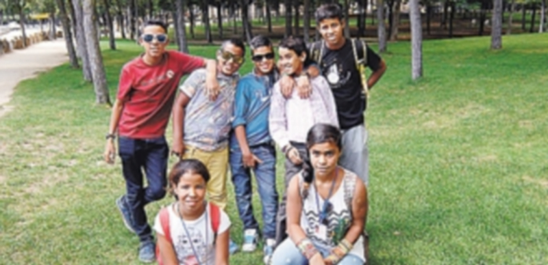 Los niños y las familias eligieron la alameda de La Fuencisla para despedirse hasta el próximo año.  / Elena Peña