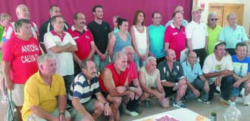 Deporte tradicional en Abades 1 Todos los premiados del XI Encuentro Nacional de Calva posan para la foto de familia tras la entrega de premios. / El Adelantado