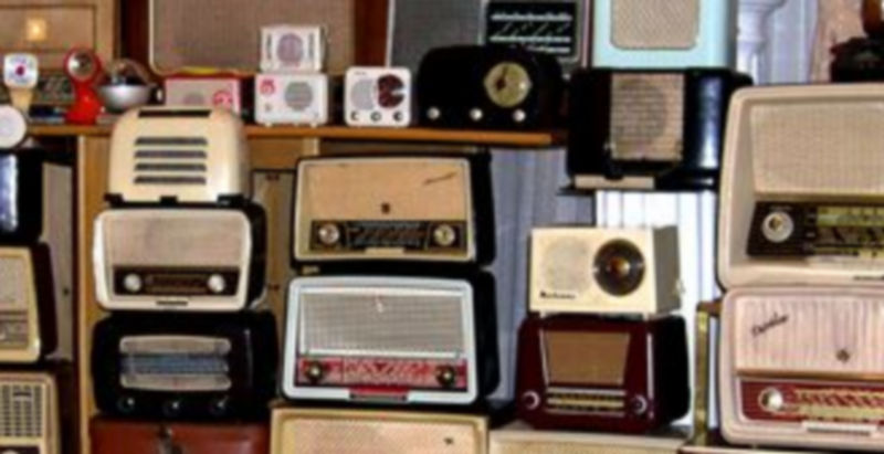 La colección de radios ha sido donada por una familia con orígenes en el pueblo. / Carlos Navarro
