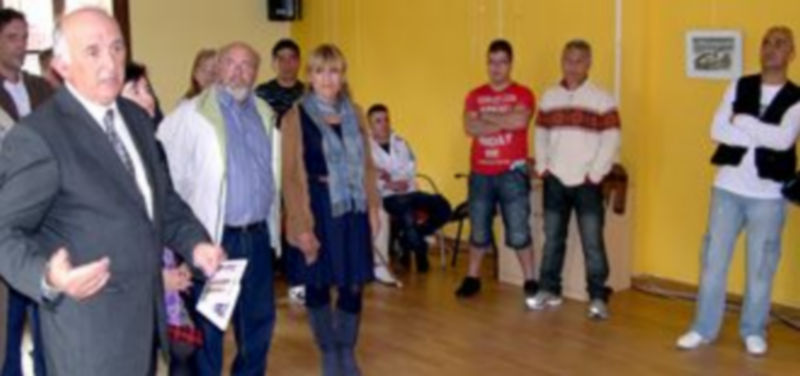 Los internos compartieron con los visitantes a la muestra sus experiencias creativas plasmadas en los cuadros. / M. G.