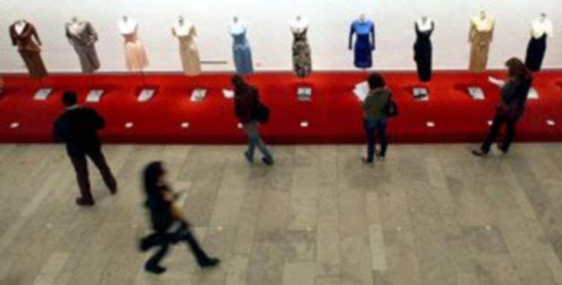 Vestidos de estrellas de cine en la exposición ‘El glamour de Hollywood’ que puede visitarse en la Sala de La Pasión de Valladolid. / ICAL