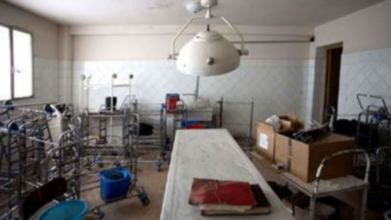 En una zona cerrada al público se encuentra la antigua sala de autopsias junto con mobiliario hospitalario obsoleto almacenado. / DAVID ARRANZ