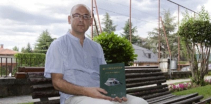 Una de “polis” buenos 1 El ex guardia civil Javier Reyes Izquierdo se encarga personalmente de la distribución de parte de los ejemplares de su tercera novela ‘Su compañero’. / Pedro Merino