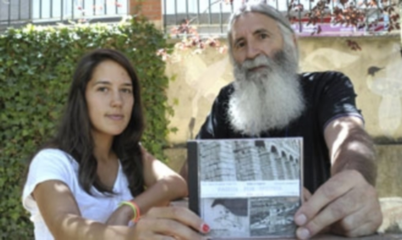 Paseos por Segovia 1 Elena Manso Núñez y José Antonio Santos García posan junto al DVD que contiene 1.875 fotografías de Segovia. / Juan Martín